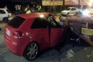 Fallece una persona en la colisión frontal entre un turismo y un camión en un polígono de Algeciras