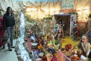 Laura Ruiz visita el belén viviente de la escuela infantil Virgen de la Milagrosa