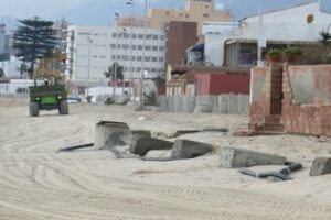 AGADEN denuncia el despilfarro de dinero público en el traslado de arena de Valdevaqueros