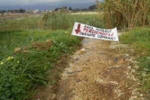 AGADEN denuncia la perdida de agua potable entre Cortijillos y la barriada del Puente Romano