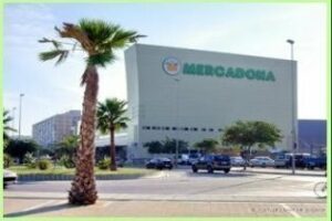 Mercadona usa lejía para evitar que los necesitados recojan los alimentos que tiran
