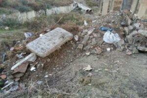 PA denuncia que el Ayto está depositando escombros debajo de la circunvalación, en la barriada del tiro