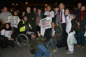 Un centenar de personas piden el fin de las colas en la frontera de Gibraltar