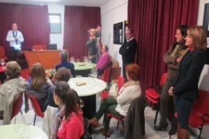 Libros y vinos se dan la mano en la biblioteca municipal Cristóbal Delgado"