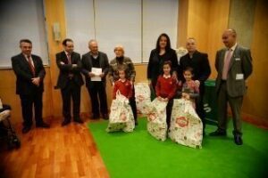 Entregados los premios del concurso escolar de dibujo de tarjetas navideñas
