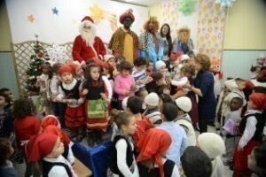 Los Reyes Magos llegaron hoy a la escuela infantil Gloria Fuertes, en el Saladillo