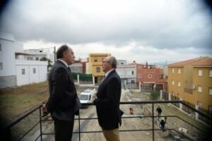 Landaluce supervisa la construcción de la nave ubicada en el Vivero de Empresas