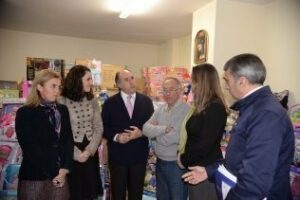 Landaluce entrega a Cáritas los juguetes y alimentos recogidos en la campaña benéfica de Onda Algeciras Televisión