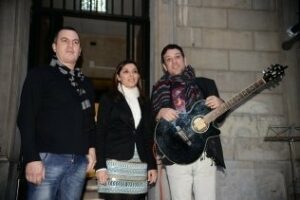 La Calle Ancha se convierte en escenario para el cantautor algecireño Ik Delgado