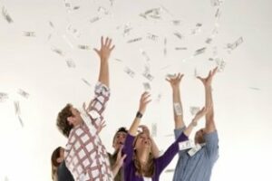 Arroja billetes por Algeciras desde el coche