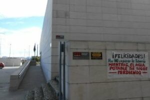 Agaden despliega una pancarta en la fachada de Mancomunidad Campo Gibraltar y pide la dimisión de su presidente