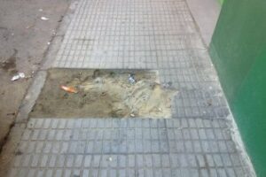 Piden la reparación de baldosas para evitar posibles accidentes (Nota AAVV)