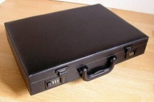 La Guardia Civil interviene en Tarifa 10 kg de hachis en un maletín de ejecutivo