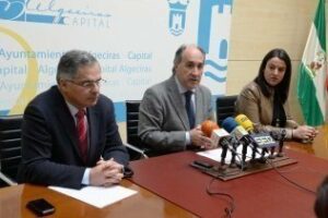 La Junta recibe del ayuntamiento un informe con los problemas que afectan a los colegios