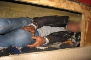 Detenida una persona por llevar oculta a otra en un doble fondo de un vehículo