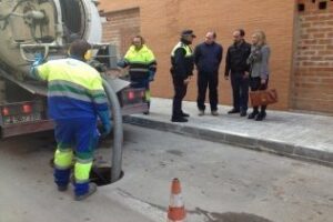 Limpieza de imbornales y husillos en Jacinto Benavente y Hermanos Portilla