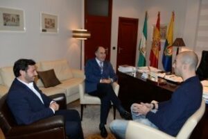 El alcalde recibe al jugador internacional de balonmano Albert Rocas