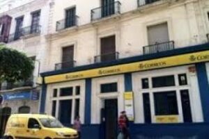 El alcalde pide a Correos que mantenga sus oficinas del centro para dar uso a las plantas superiores