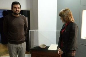 Alumnos de las Adoratrices asisten a la presentación de la pieza del mes