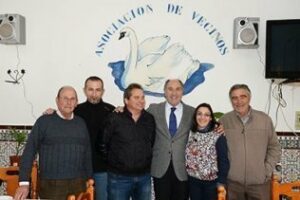 El alcalde visita la asociación de vecinos El Cisne