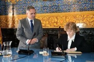 La defensora del Pueblo visita el Ayuntamiento