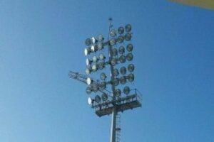 Descolgadas escaleras del campo de futbol debido al temporal