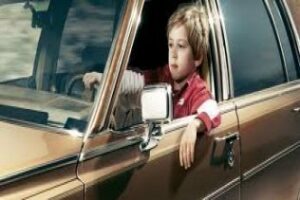 Un niño de diez años coge el coche de sus padres y asegura "ser un enano" al que se le ha olvidado el carné