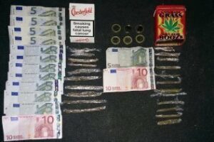 Detenidos dos jóvenes cuando vendían droga "al menudeo" en La Granja