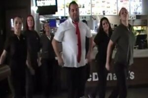 Mc Donald´s Algeciras baila para ti...sonrie