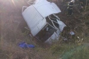 Fallece un hombre y otro resulta herido grave al salirse de la A-7 su furgoneta, en Torreguadiaro