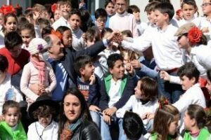 El alcalde iza las banderas de Andalucía y Algeciras rodeado de pequeños