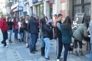 Cientos de ciudadanos dejan constancia escrita de su pesar por la muerte de Paco de Lucía