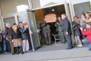 El cuerpo de Paco de Lucía abandona el Auditorio Nacional entre ovaciones, camino a Algeciras