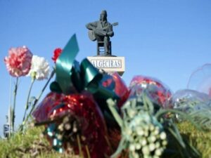 La estatua de Paco de Lucia será trasladada para que mire al mar
