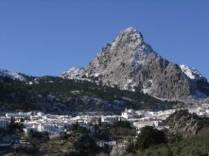 Bomberos rescatan en buen estado a diez senderistas perdidos cuando cubrían una ruta en Grazalema