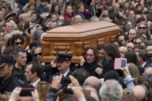 Críticas por la chapuza" en la repatriación y el funeral sin Wert ¿No es Paco marca España?