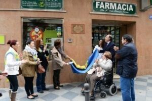 El alcalde entrega a la Farmacia Almagro la distinción Establecimiento con solera"