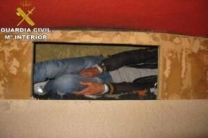 Localizado una inmigrante en el interior de un doble fondo de una furgoneta