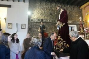 El alcalde acompañó al Cristo de Medinaceli en su solemne Besapié