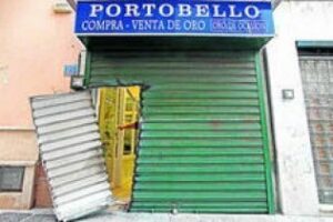 Denuncian la apertura de la persiana de una joyería de la zona baja con un soplete