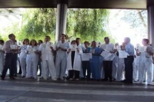 La dirección del hospital Puerta del Mar niega la movilidad interna definitiva de sus trabajadores