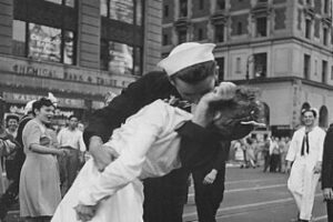 Muere el marinero que besó a una enfermera en Times Square