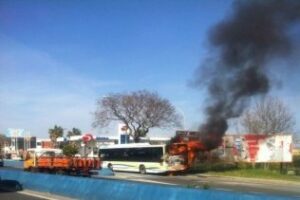 Un autobús de la CTM arde durante su trayecto al Rinconcillo