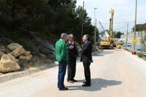 El alcalde visita las obras que realiza carreteras para la calle misioneras