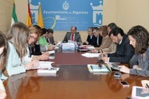 El alcalde reduce dos horas diarias y sube el precio del servicio de socorristas en las playas