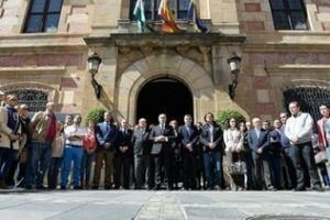 Cinco minutos de silencio en honor a Adolfo Suárez