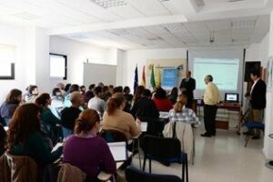 El alcalde saluda a los participantes en el taller de apoyo a emprendedores