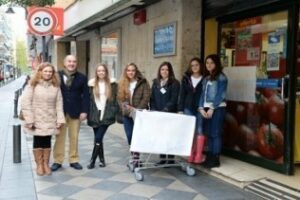 El alcalde apoya la campaña de recogida de alimentos del colegio Huerta de la Cruz