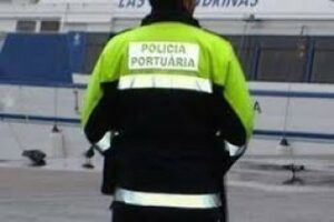 Las Autoridades rescatan a 2 personas que pretendían llegar a nado hasta el casco de un barco