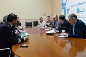 El alcalde se reúne con la armada y el ejército de tierra para la organización de diversos actos